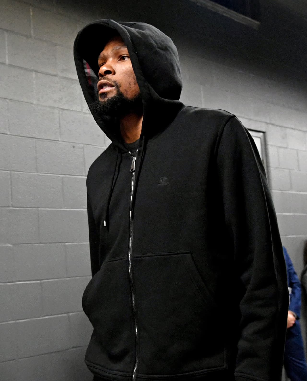 Con una inquebrantable fe de ver a su equipo campeón por primera vez, los aficionados de los Toronto Raptors se dejaron llegar de manera masiva a Scotiabank Arena para atestiguar historia. Aunque la duda se siembra ahora que está por regresar Kevin Durant para este Juego 5. Gran ambiente previo al quinto partido de las Finales de la NBA.