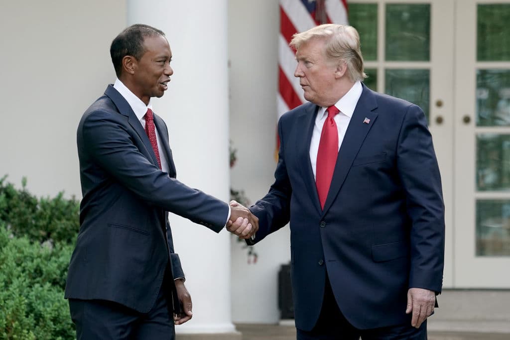 El Presidente de Estados Unidos de América Donald Trump entregó este lunes al golfista Tiger Woods la Medalla Presidencial de la Libertad, el mayor reconocimiento civil en EEUU, situación que ha generado controversia sobre si entra en juego la predilección del Mandatario por el golf y en coincidencia con el logro de Woods al ganar la edición 2019 del Masters, por encima de otros candidatos más prototípicos para adjudicarse la presea. Estas son las imágenes de la ceremonia.
