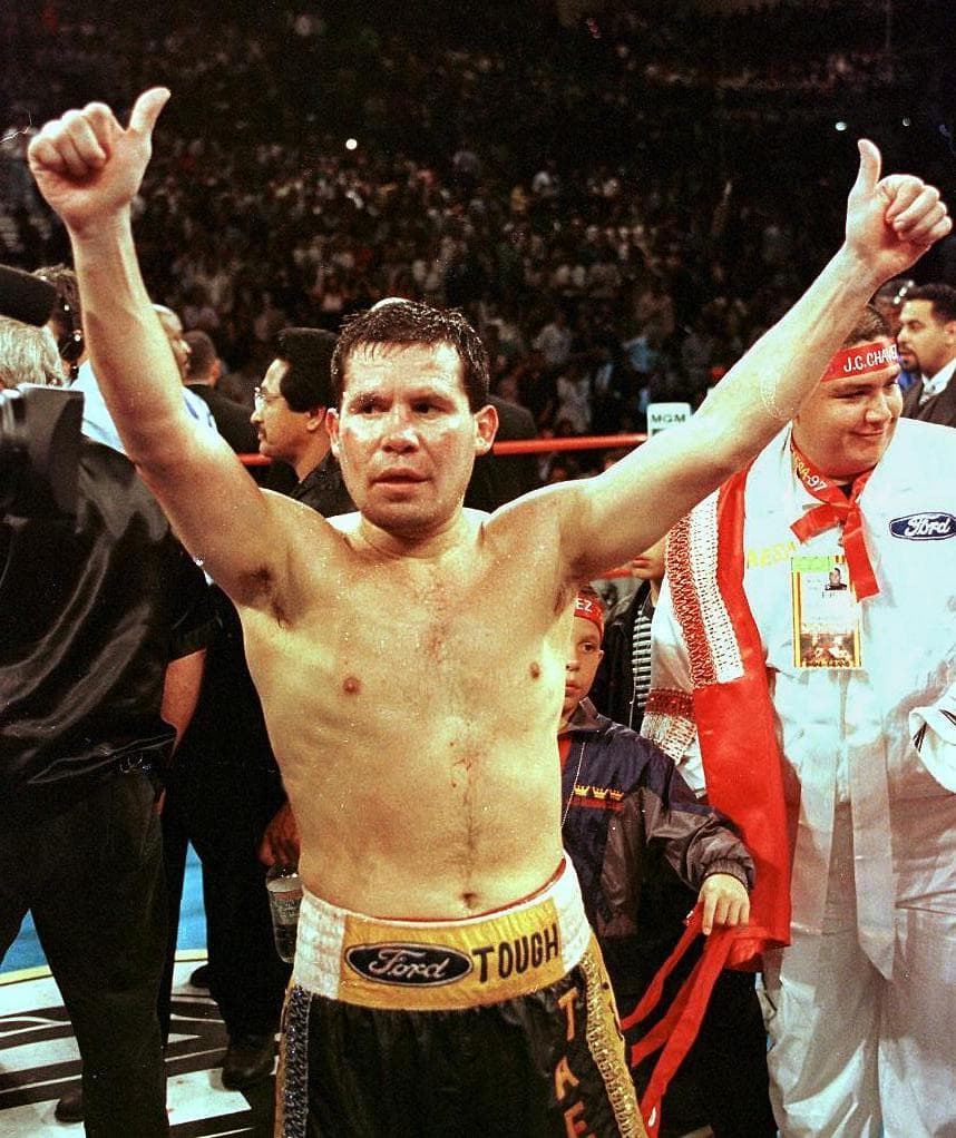 El gran Julio César Chávez es otro de los grandes deportistas que ha anunciado su retiro para luego volver a la acción. La primera vez fue en el 2001, pero en 2003 volvió para vengarse de Willy Wise. Luego, en el 2004 peleó ante Frankie Randall en la que se vendió como su última pelea, pero en el 2005 volvió al ring.