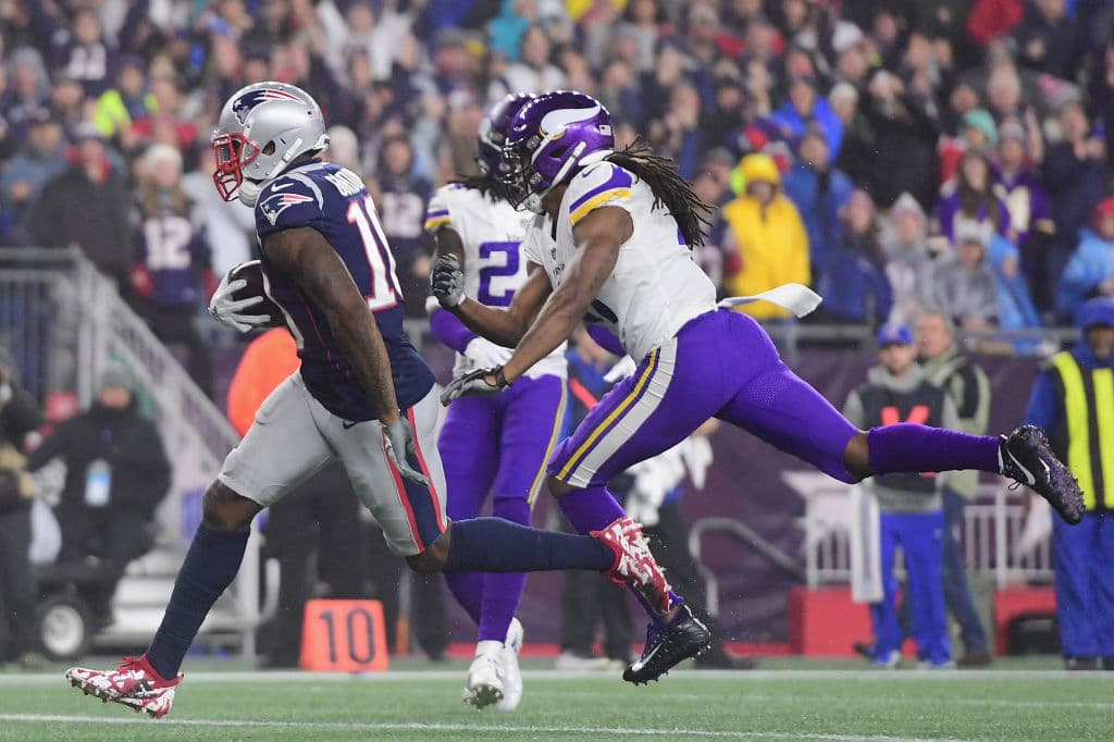 Los Pats respondieron a falta de 35 segundos de acabar el tercer cuarto. Tom Brady se conectó con Josh Gordon en pase de 24 yardas que alejó de nuevo a New England 17-10.