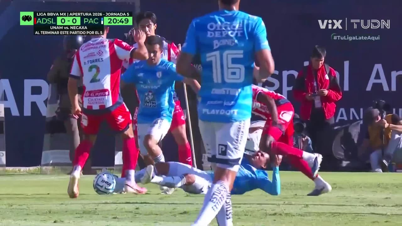¿Era de roja? Codazo a Elías Montiel no marcado por el central