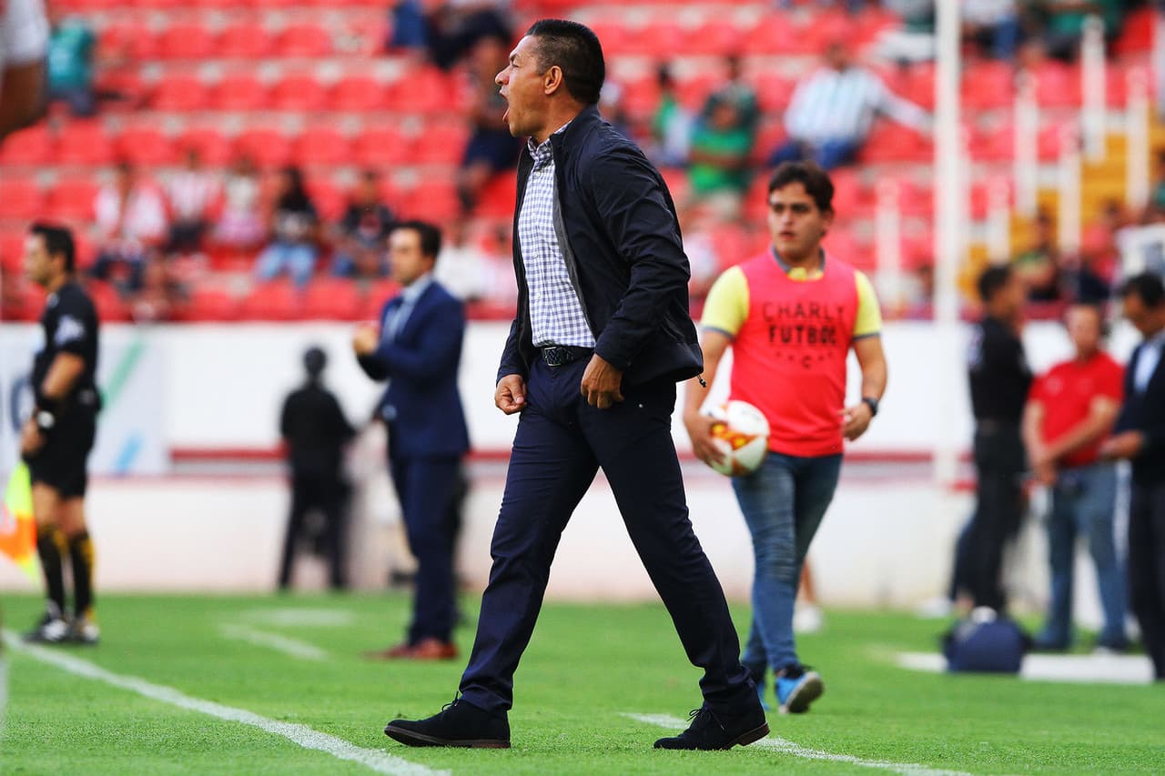 A pesar de la ventaja del León y de una mayor posesión de la pelota de los suyos, Ignacio Ambriz, recientemente nombrado técnico de los Esmeraldas, no se veía tranquilo.
