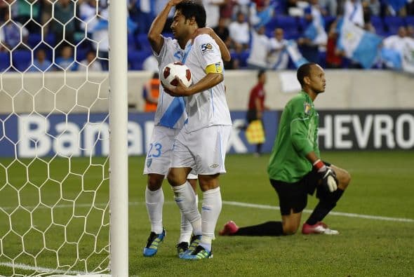 El veterano Carlos Ruiz festejando su gol, el tercero de la serie. `El Pescadito` sigue `nadando` y muy bien.