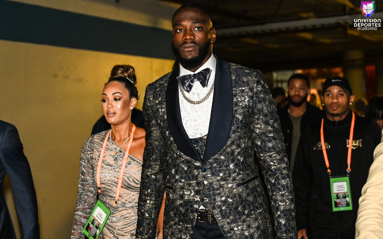 Tyson Fury y Deontay Wilder brindaron una pelea para la historia en el Staples Center de Los Ángeles. Wilder, monarca del CMB de peso completo, tiró en dos ocasiones al inglés, quien se levantó tras dominar la contienda con su elusivo boxeo. AL final, los jueces otorgaron un empate.