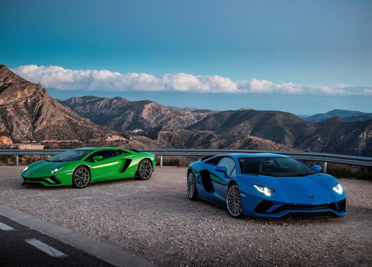<b>Lamborghini Aventador</b>
<br>
<br>El Lamborghini Aventador fue el sucesor del Murciélago para convertirse en el modelo insignia del fabricante. Y aunque monta el mismo motor V12 de su hermano mayor, éste es capaz de generar 691 caballos de fuerza. Kobe decidió comprarlo por unos $445,000. Una máquina de ensueño capaz de alcanzar las 217 mph (350 km/).