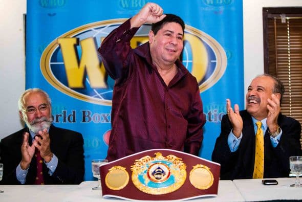 Wilfredo Gómez recibió homenaje por parte de la OMB a 37 años de conquistar su primer título mundial supergallo.(Foto: Joel Colón-OMB)