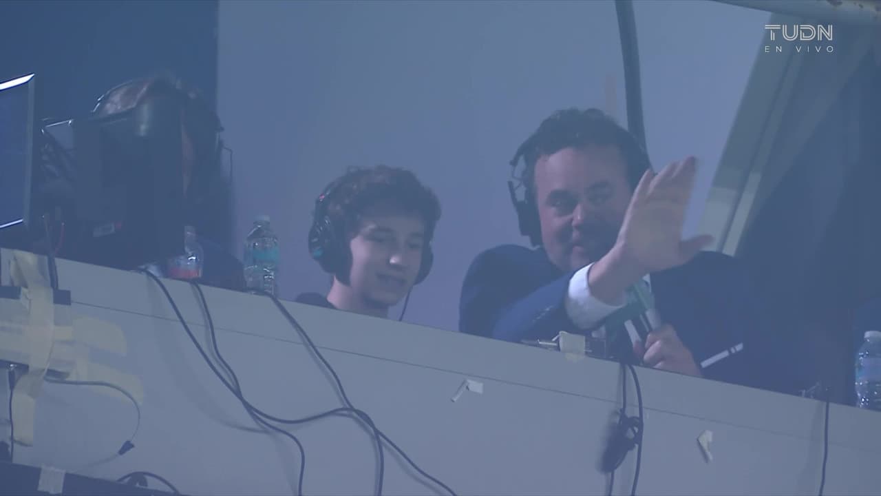 André Marín Jr. se presenta en el palco de TUDN