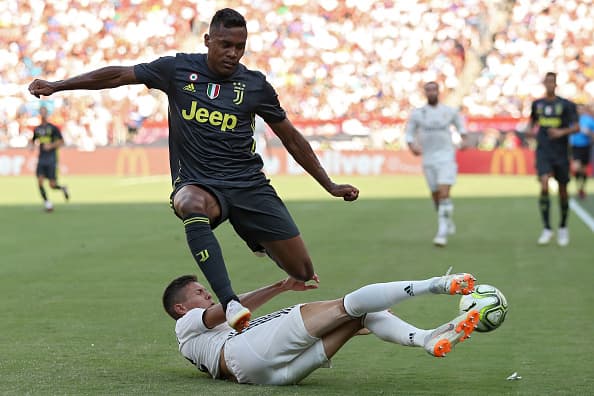 El partido presentó jugadas ríspidas en todos los sectores del campo.