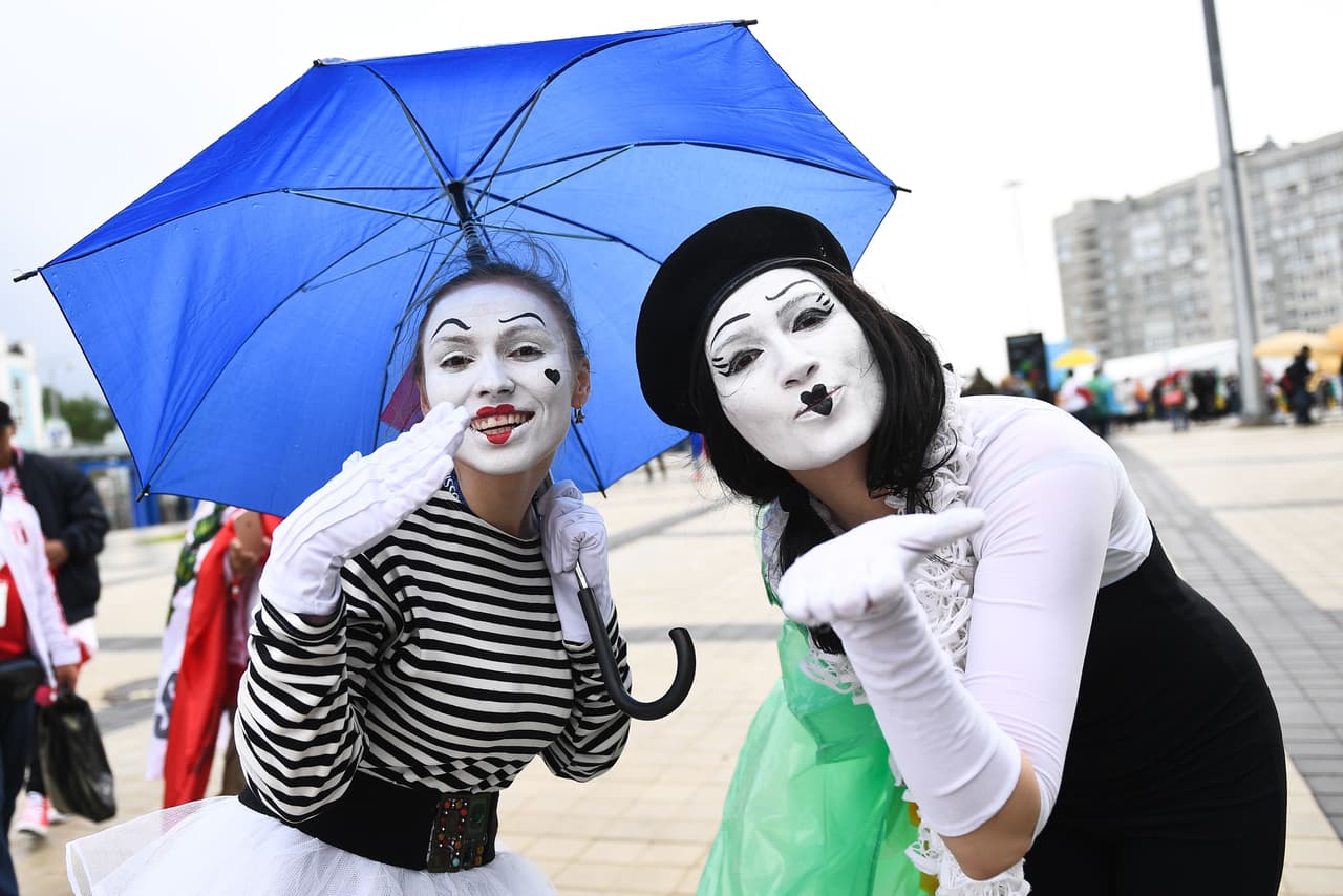 Two fans dressed-up as mime artists pose upon their arrival to attend the Russia 2018 World Cup Group C football match between France and Peru at the Ekaterinburg Arena in Ekaterinburg on June 21, 2018. (Photo by Anne-Christine POUJOULAT / AFP) / RESTRICTED TO EDITORIAL USE - NO MOBILE PUSH ALERTS/DOWNLOADS (Photo credit should read ANNE-CHRISTINE POUJOULAT/AFP/Getty Images)