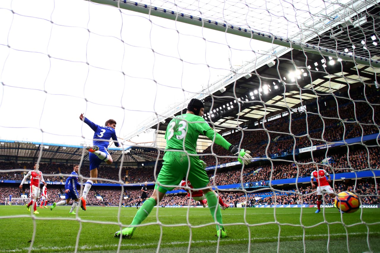 El arquero checo Peter Cech vio de nuevo vulnerada su valla. Arsenal ya no es un equipo tan seguro en defensa y en los últimos dos partidos ha recibido dos o más goles.