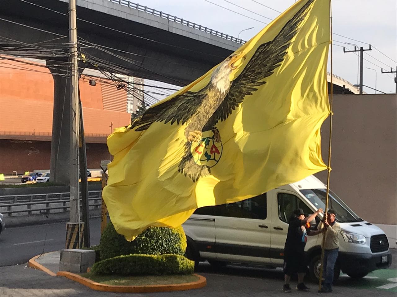 ¡Esto es pasión! Desde 1963 no falta a un juego en el Azteca