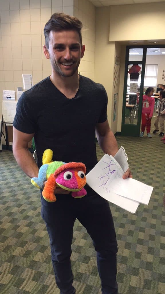 Blair Walsh visitó y agradeció a niños de primero de primaria que le enviaron cartas