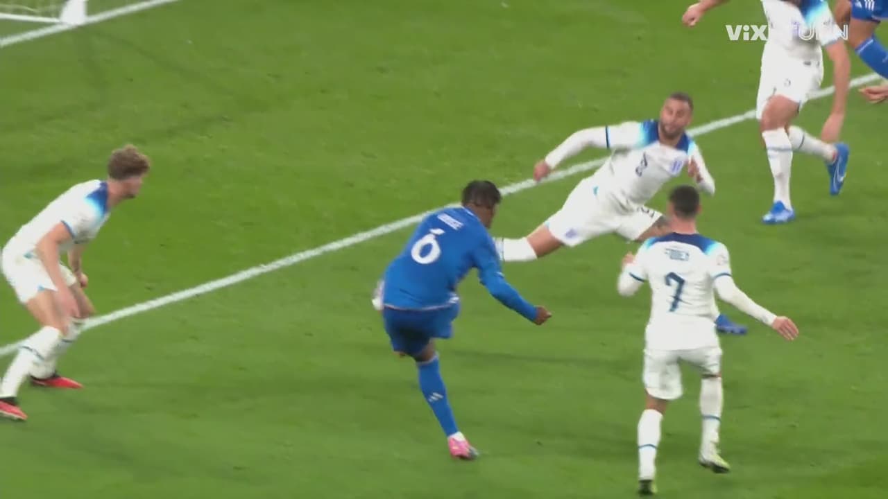 Italia responde con un tiro de Udogie, pero Pickford salva su meta