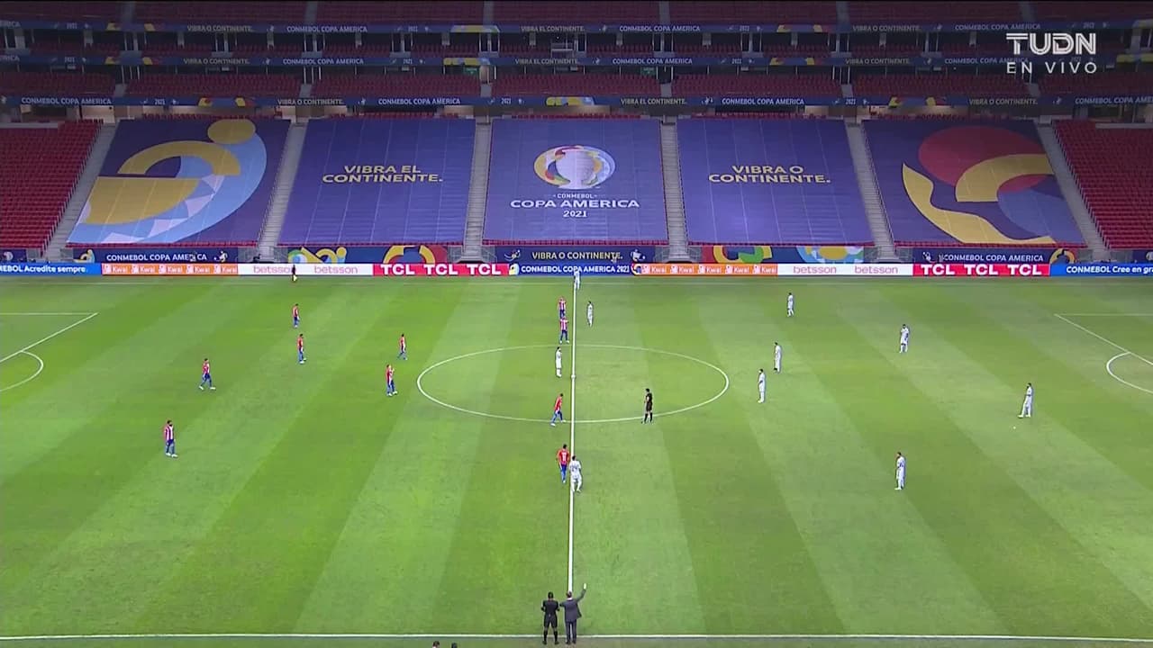 Arranca el partido y la pelota está en juego.