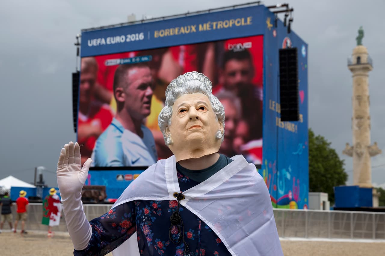 Una máscara de la Reina Isabel II vagando por la zona fan de Bordeaux.