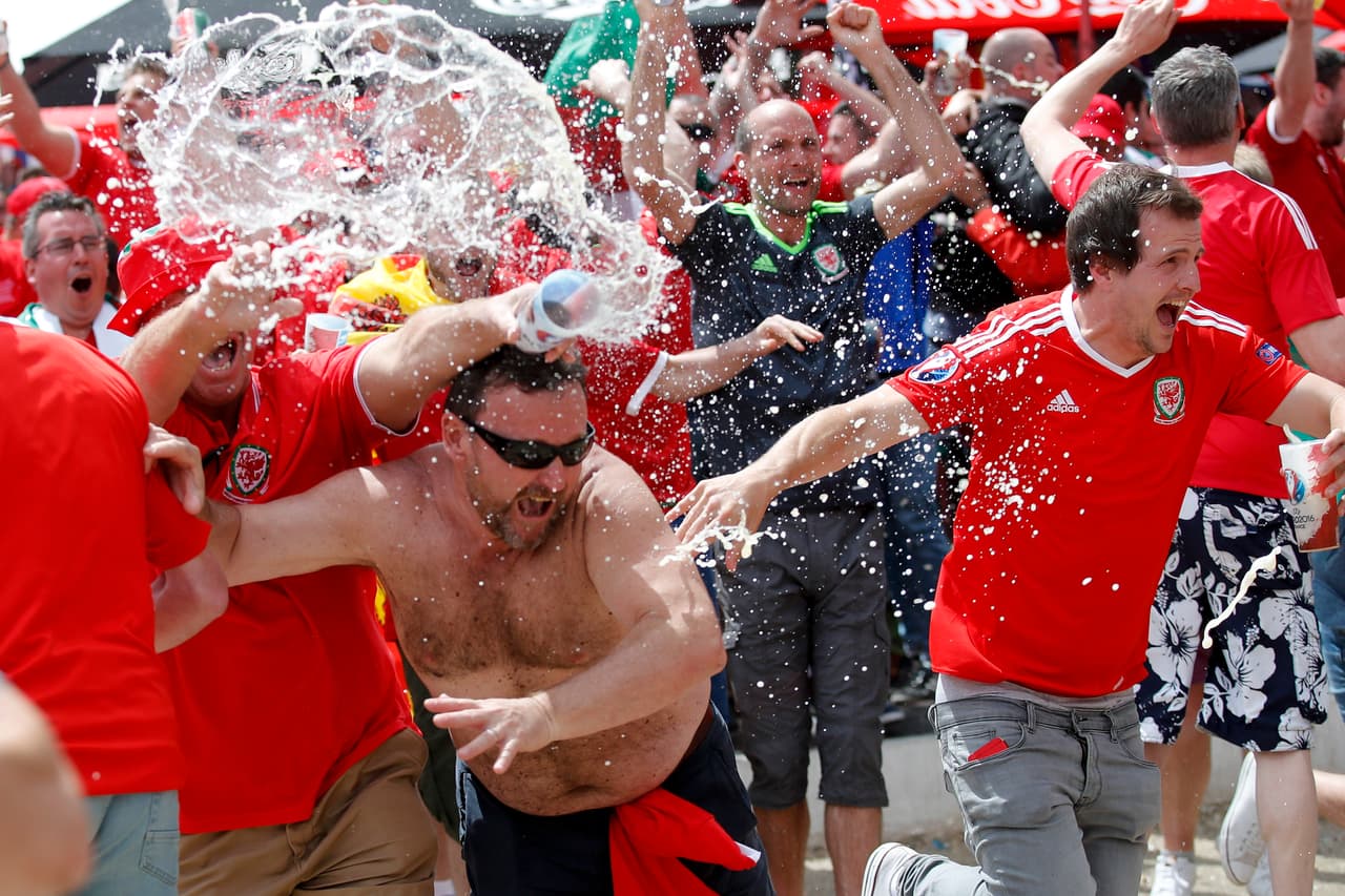En la zona fan de Bordeaux los de Gales celebrarón así el gol ante Inglaterra.