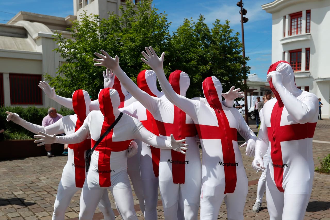Magníficos estos trajes de fanáticos ingleses.