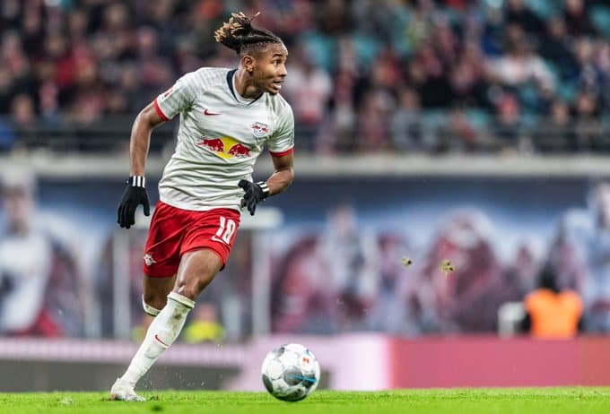 Christopher Nkunku recupera el balón y sale a toda velocidad para crear un peligroso contragolpe que termina en saque de esquina.