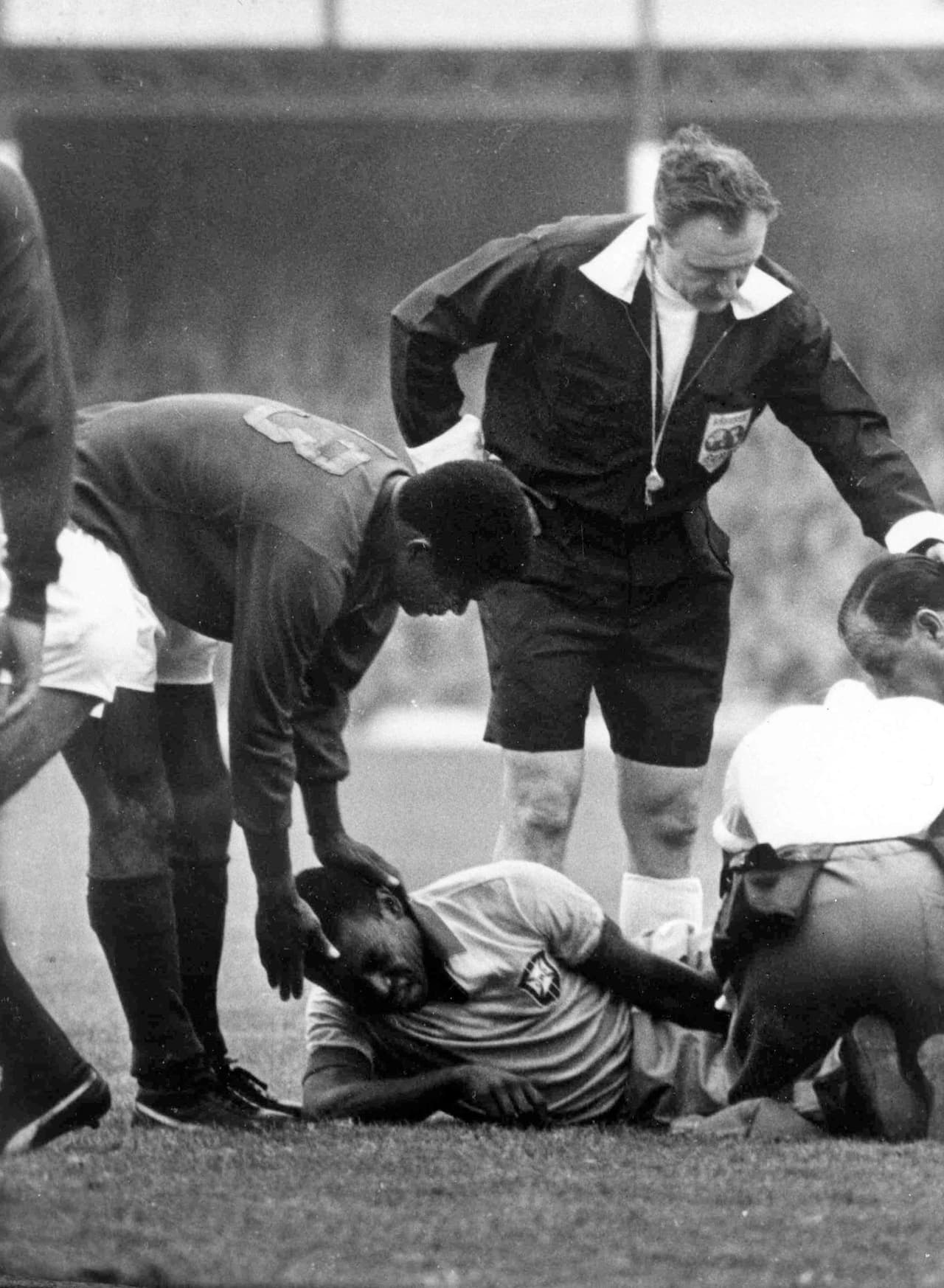 En el Mundial coincidió con Pelé, que sufrió de la dureza de sus rivales. A Brasil lo derrotaron 3-1 con dos goles de Eusebio.