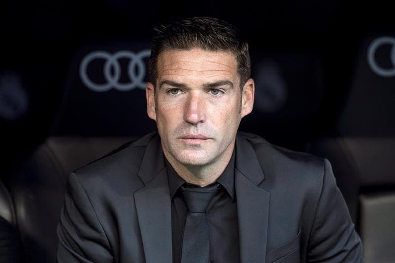 El escenario era totalmente adverso para Melilla, algo que quedó en evidencia en el rostro de su técnico Luis Miguel Carrión al comienzo del partido.