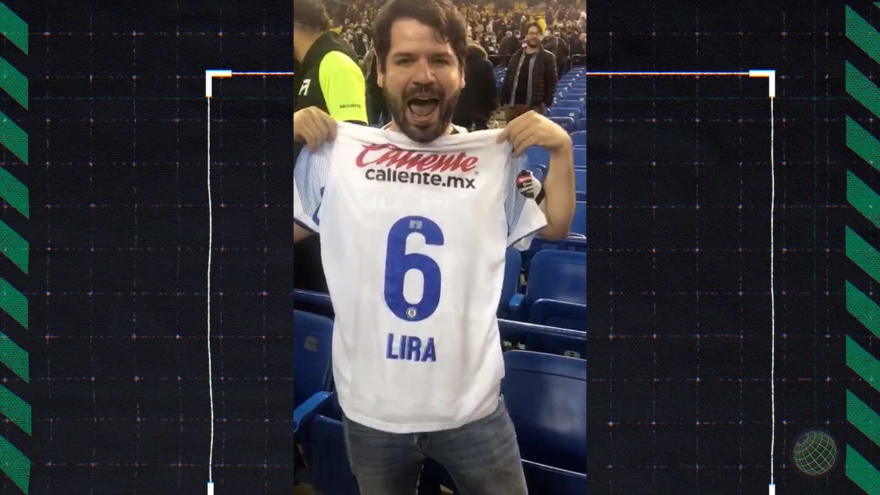 Lira enloquece a fan de Pumas en Canadá al regalarle su playera