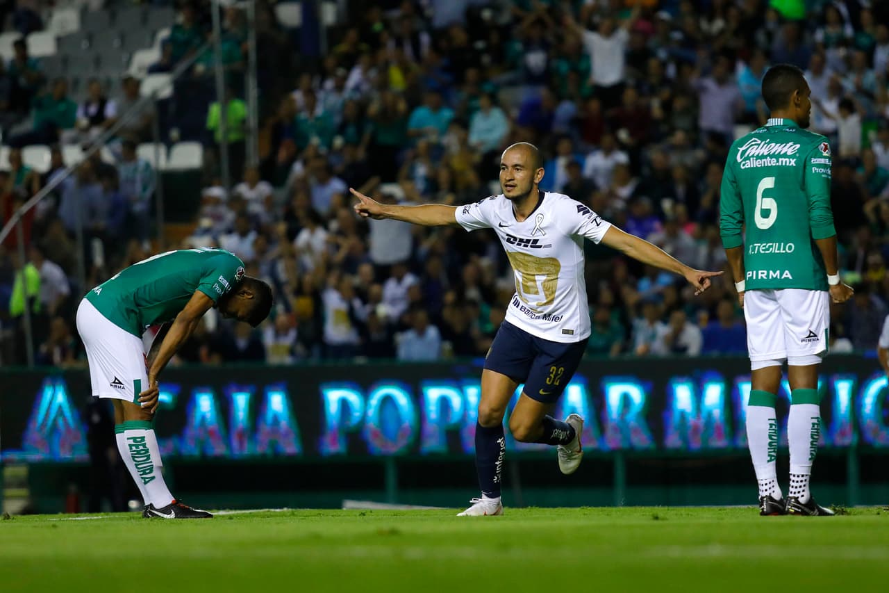 Y los Pumas fueron los que se pusieron adelante en el marcador a los 21 minutos cuando de volea Carlos González hizo un gran gol por cómo recibe y se acomoda el balón y la definición.