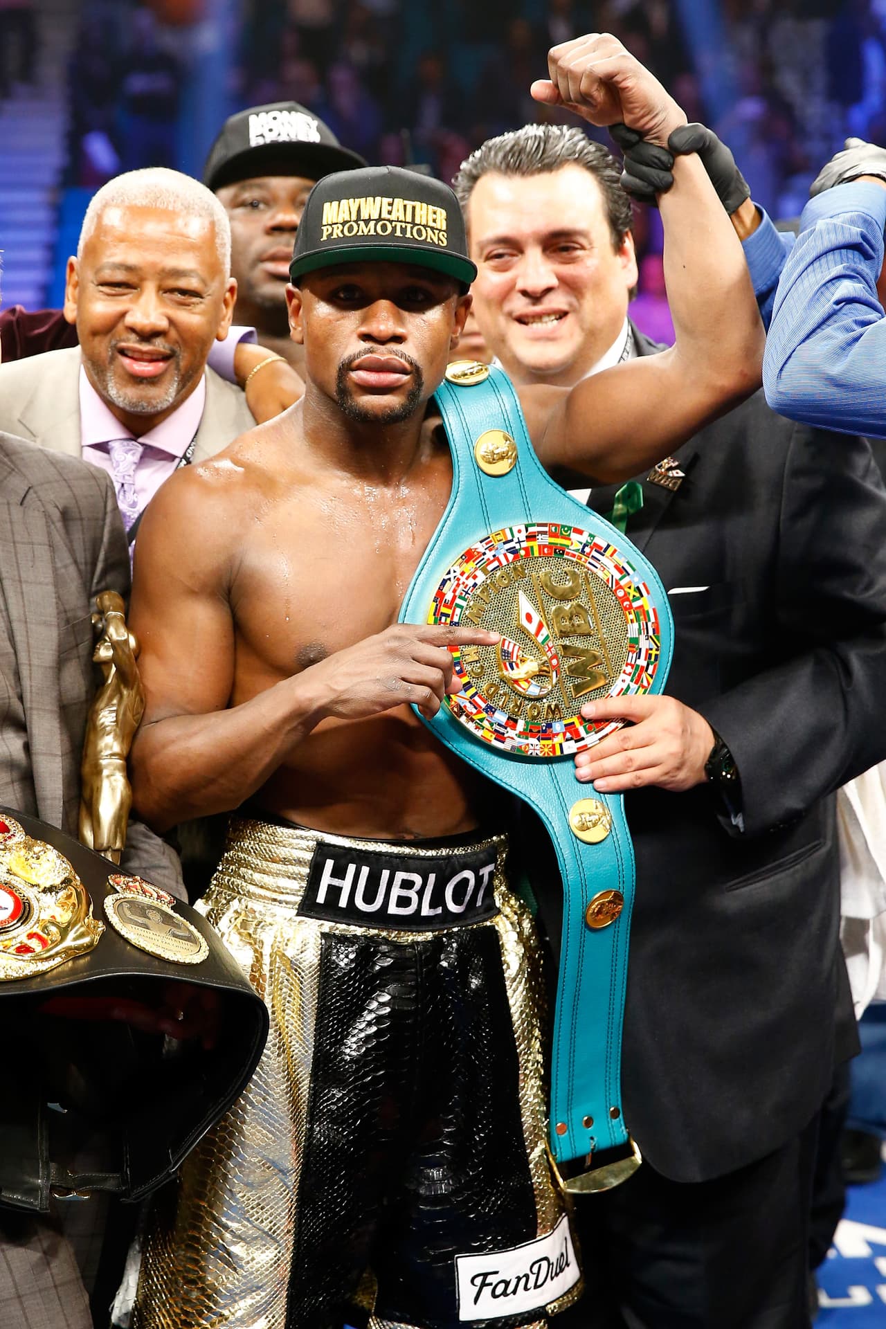 Mayweather retuvo el cinturón y ambos boxeadores aumentaron sus arcas por medio de las entradas, la publicidad y sus millonarios contratos.