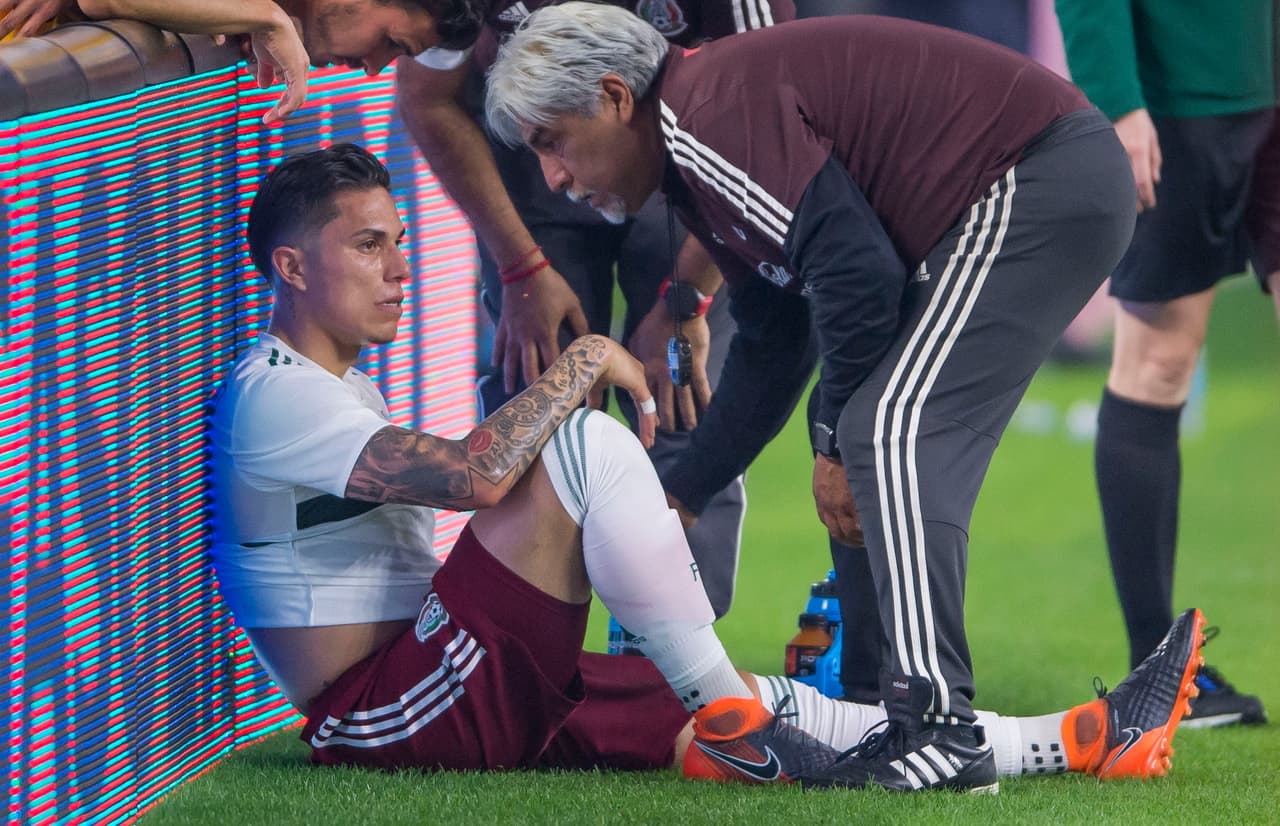 Carlos Salcedo abandonó el partido contra Croacia por una lesión en la clavícula.