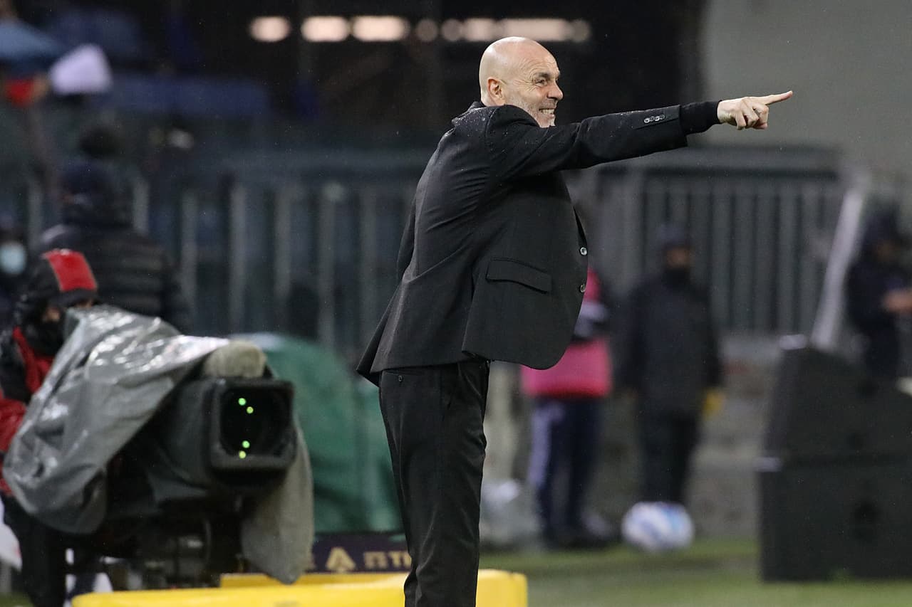 El Milan venció al Cagliari como visitante gracias a un solitario gol de Ismael Bennnacer y sigue como lider de la Serie A.