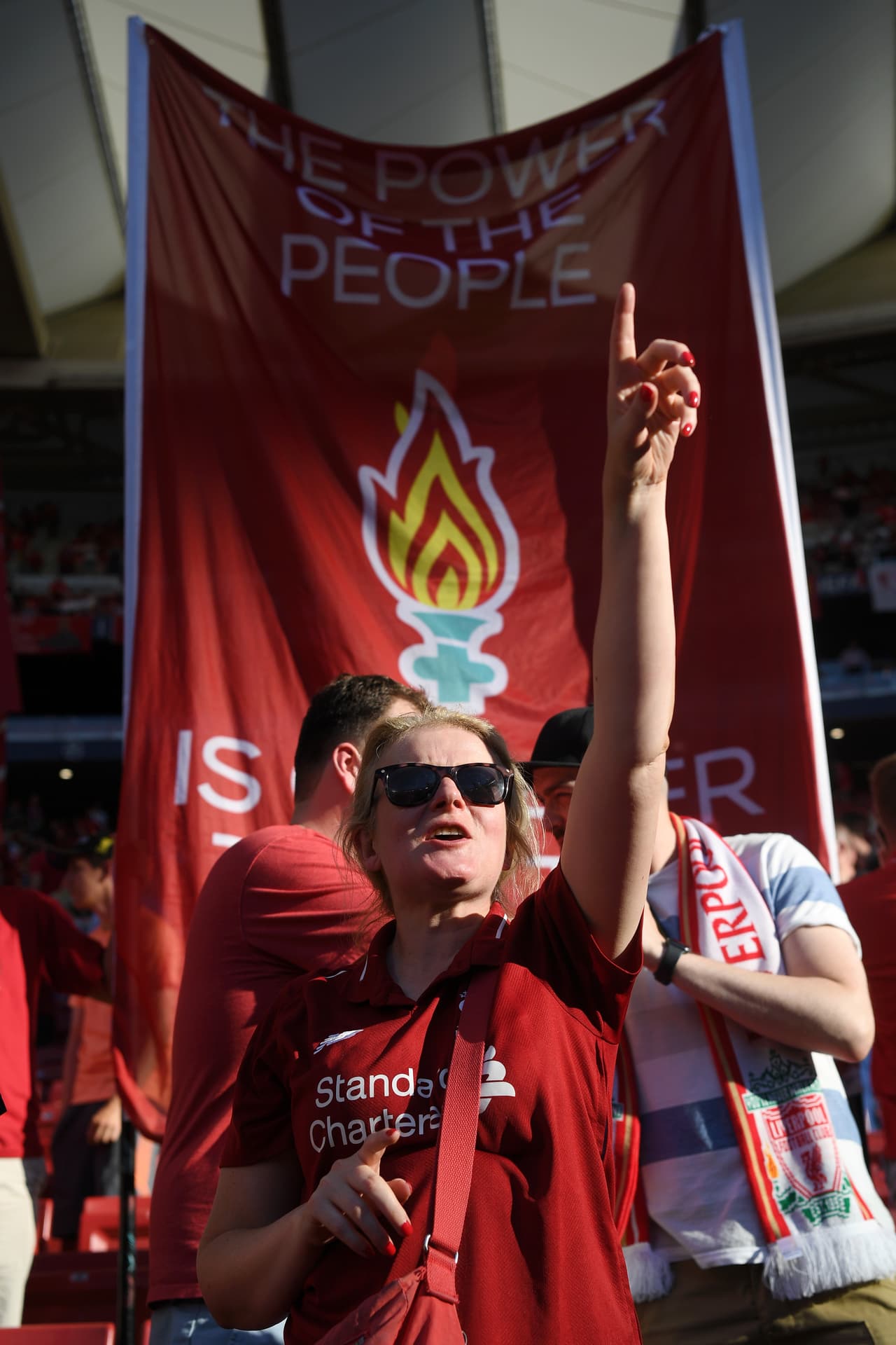 Ilusionados, con el firme deseo de que no se repita la derrota en la Final de hace un año ante el Real Madrid, los aficionados del Liverpool se fueron tomando el Metropolitano desde tempranas horas con sus banderas, playeras y bufandas alusivas al sentimiento de Anfield.