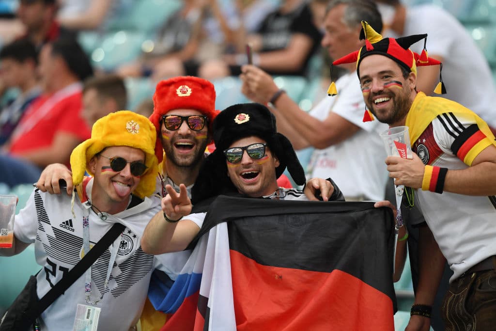 Los fanáticos de Alemania y de Suecia viven la fiesta del segundo partido de ambos países por el grupo F en el Mundial de Rusia 2018, en medio del colorido del certamen.