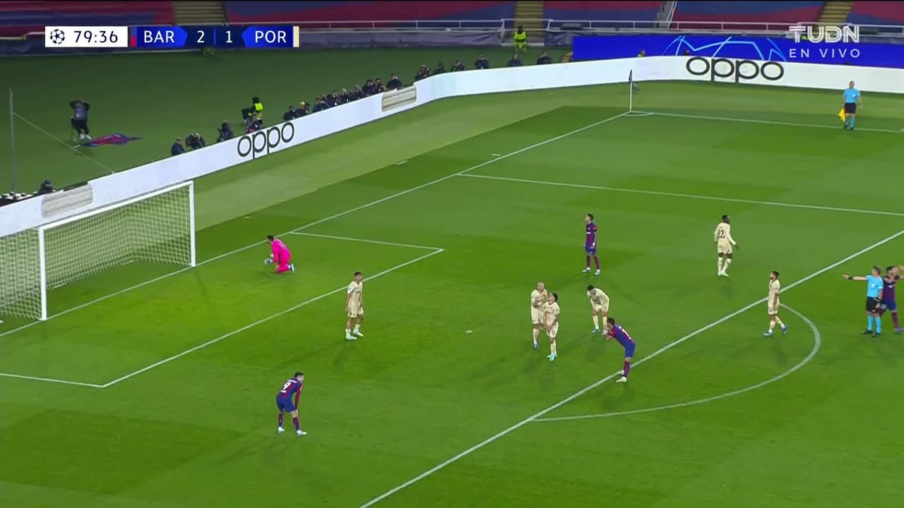 ¡TIRO ATAJADO! disparo por Raphinha.