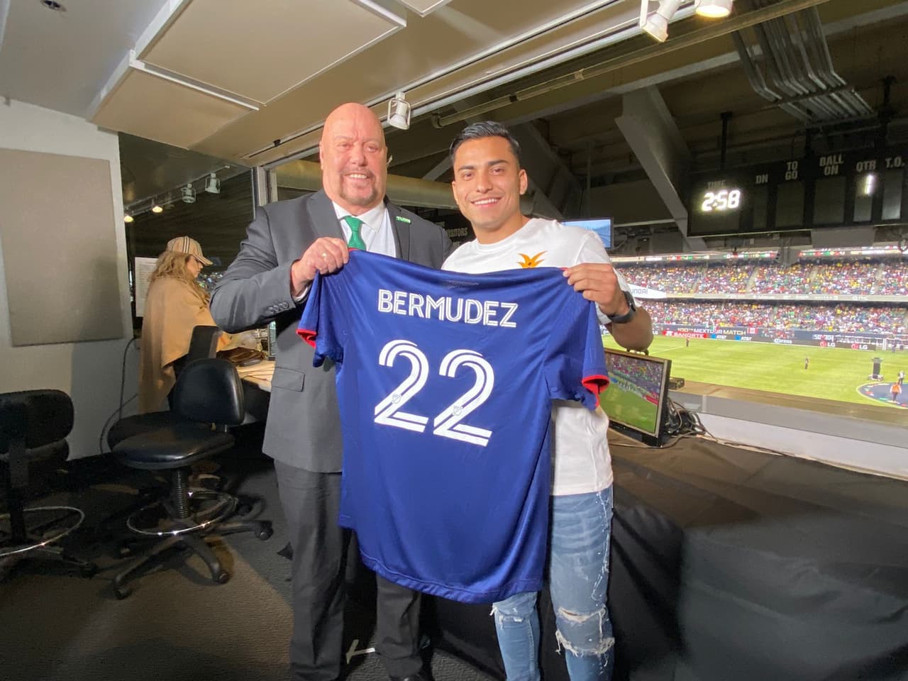 El 'Perro' Bermúdez recibió regalo de Jairo Torres en gira de despedida de Mundiales