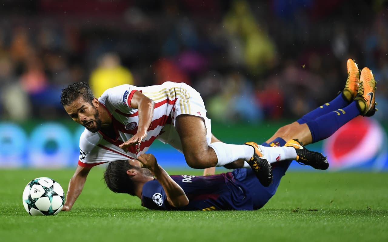 Gerard Piqué cometió incluso una falta innecesaria que le dio para ver la tarjeta amarilla.