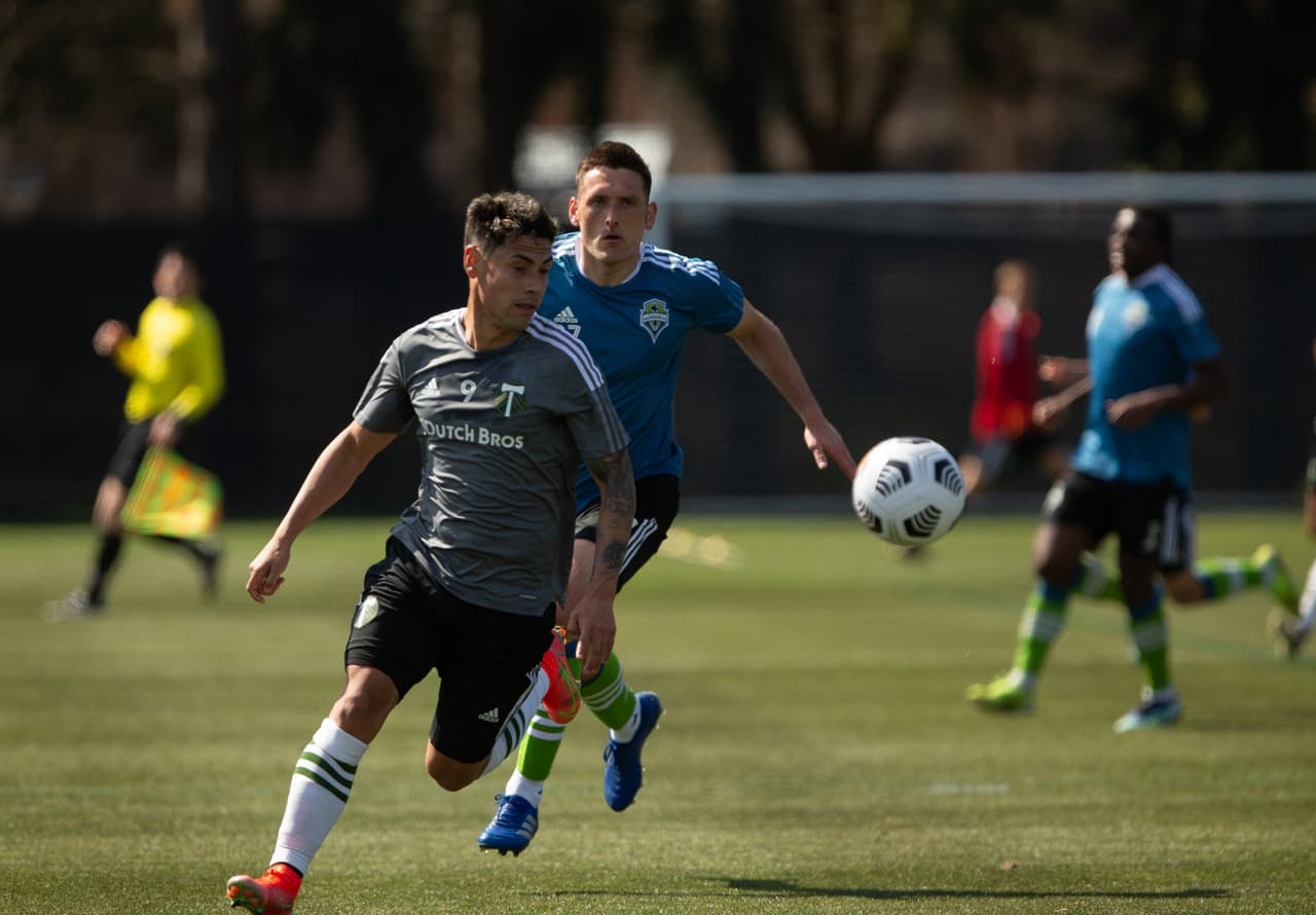 Felipe Mora asegura el balón frente a la marca de Seattle Sounders.