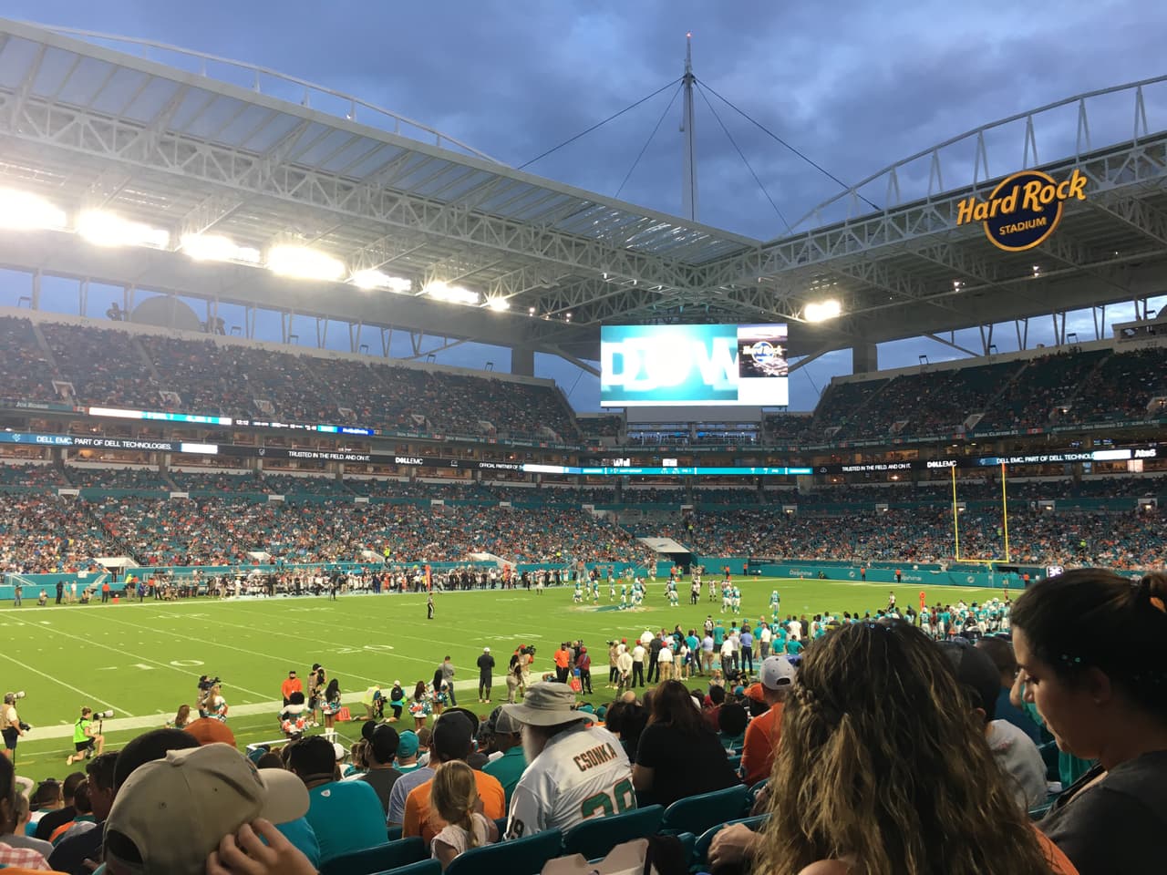 Miami revivió la pasión en la pretemporada de la NFL con el triunfo de los Dolphins 23-20 contra Atlanta Falcons y los fanáticos compartieron sus vivencias en alrededores del estadio y tribunas.
