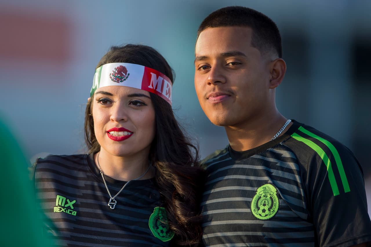 En pareja, todo listo para ver jugar al equipo de los amores.