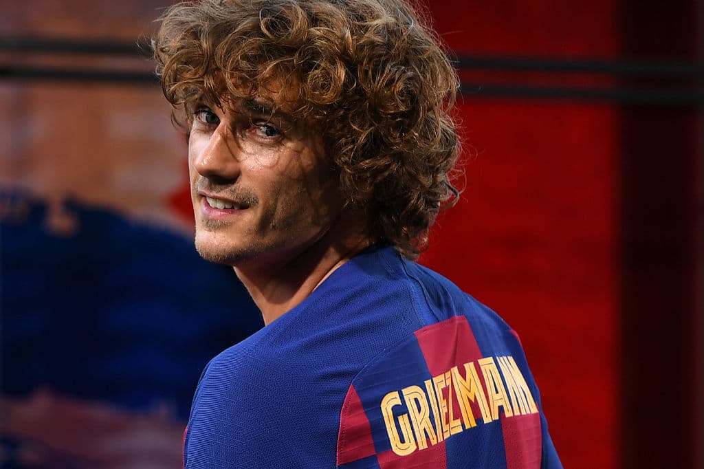 Justo un año después de haber fichado con el Barcelona, Griezmann optó por un corte medio del que muchas mujeres opinaron que era su mejor estilo.