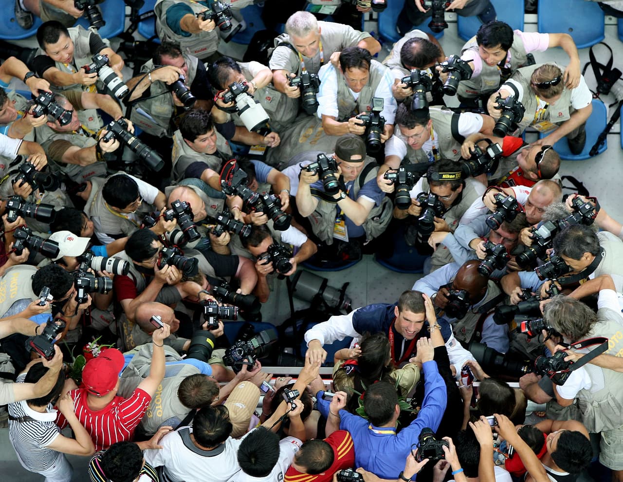 Phelps se acostumbra a llevar una vida en el centro de los medios. Su familia lo felicita en medio de las cámaras en Beijing 2008.