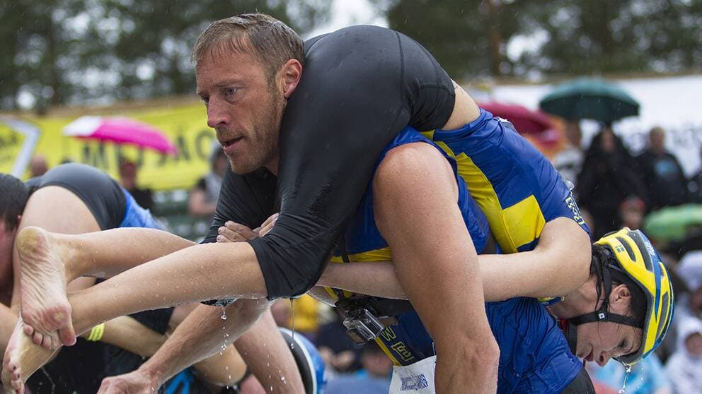 En Finlandia lo llaman eukonkanto, en Suecia kärringkånk y en Estonia naisekandmine y la dinámica no cambia. La única regla es que el peso mínimo de las mujeres es de 49 kg.