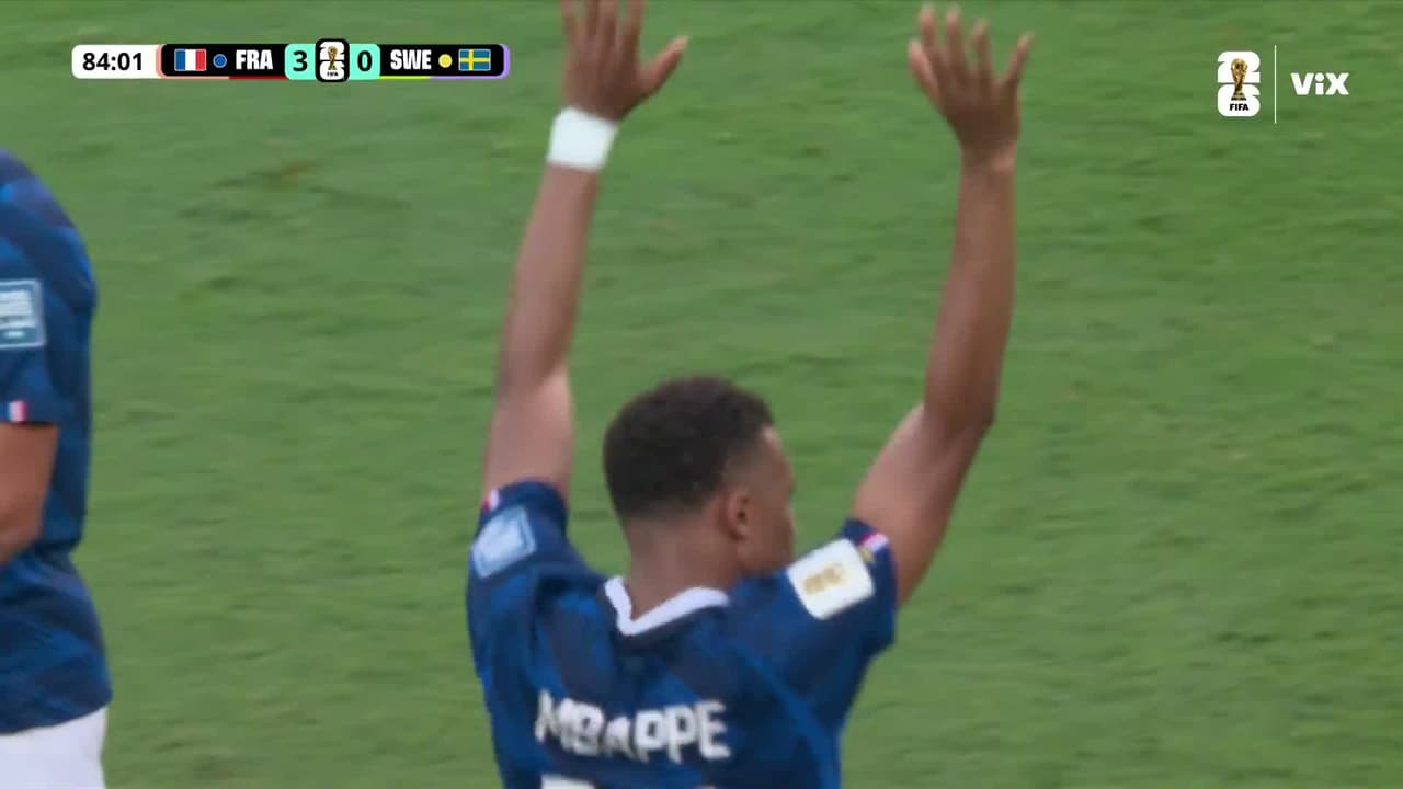 ¡Mbappé se va entre aplausos! El astro francés sale del campo