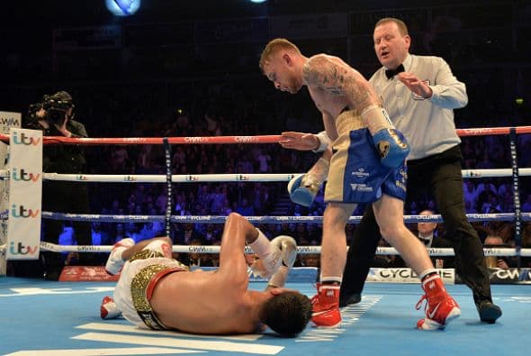 Carl Frampton retuvo el cinturón supergallo de la Federación Internacional de Boxeo al derrotar en cinco rounds a Chris Ávalos en la Odyssey Arena de Belfast, Irlanda del Norte.