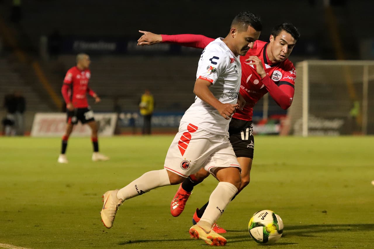 Carlos Gutiérrez y Rafael Durán en disputa del esférico por la banda derecha en la primera media hora de partido.