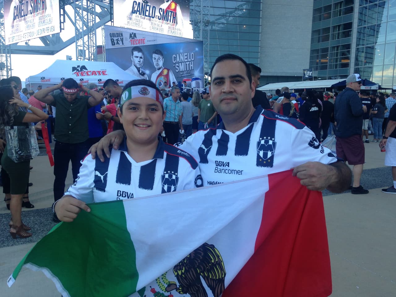 Padre e hijo, unidos por el box y por el color de una camiseta de fútbol. Muy probablemente, los dos deportes más populares en México.