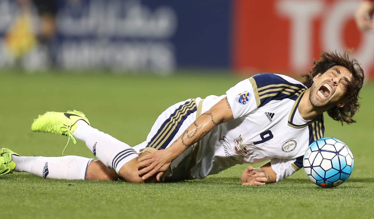 Ahora juega en los Emiratos Árabes, donde la historia no es muy distinta respecto a las patadas y los empujones.