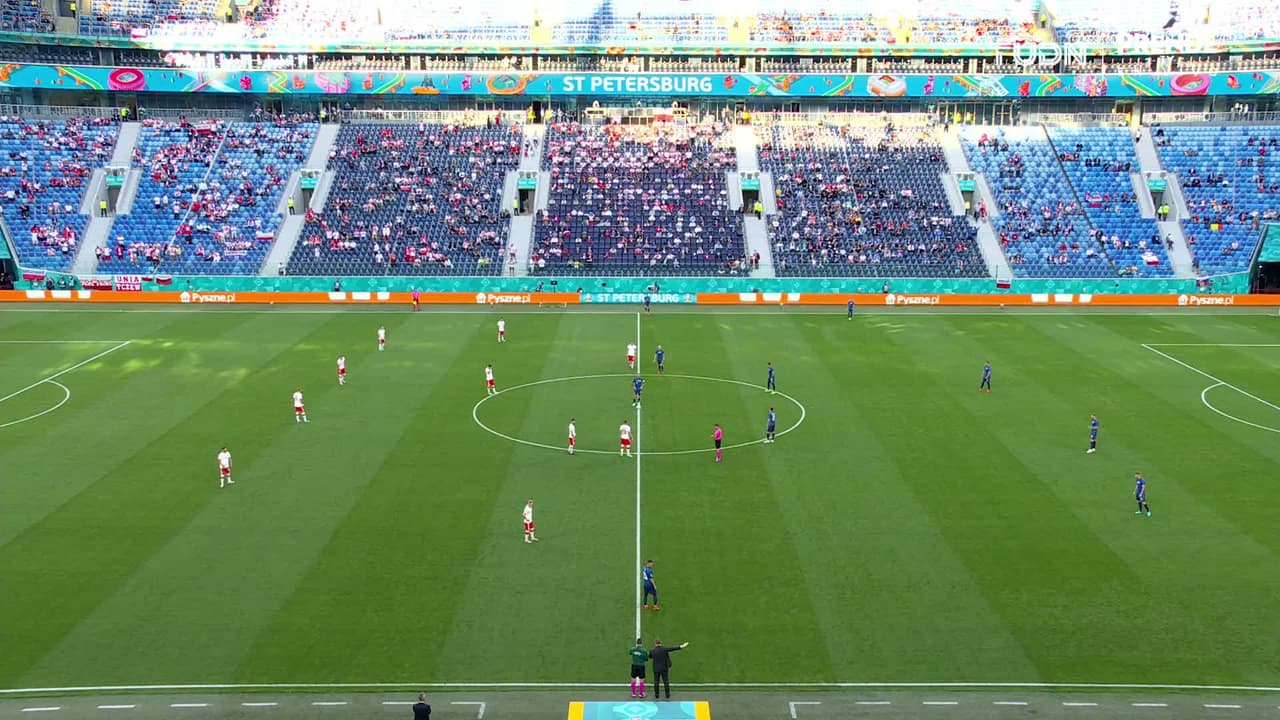 Arranca el partido y la pelota está en juego.