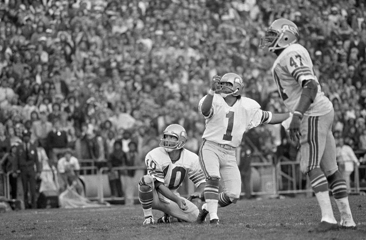 Efrén Herrera jugó para varios equipos aunque fue con los Dallas Cowboys con el que más se destacó, incluso coronándose en el Super Bowl XII.