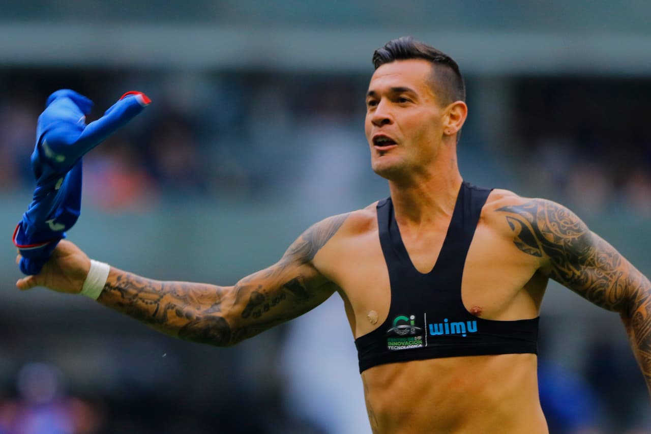 Ya sin su playera, el argentino Milton Caraglio continuó la celebración por haber marcado el gol 10 mil en la historia del Estadio Azteca.