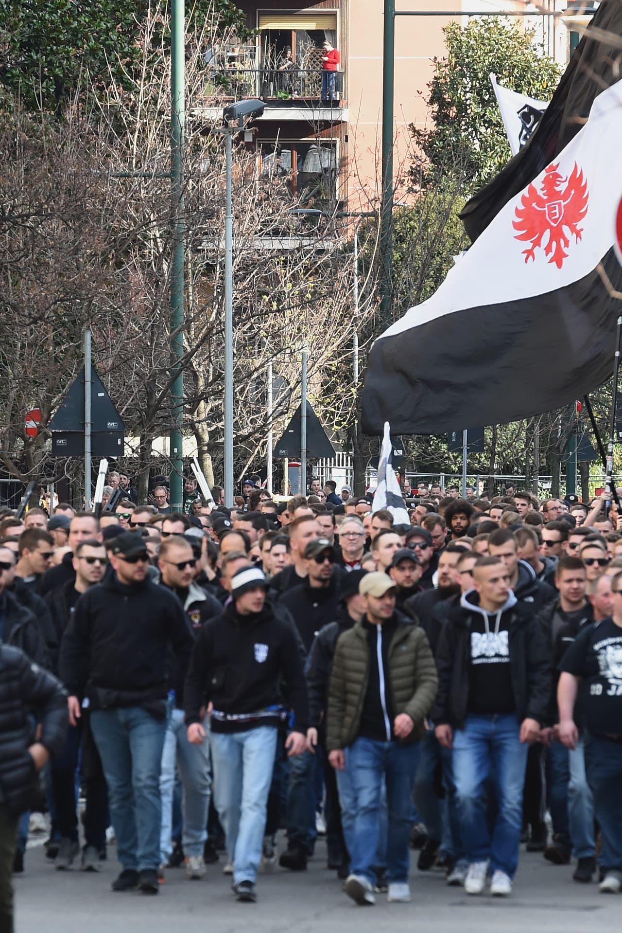 La fiesta en Milán fue cortesía de un gran grupo de fanáticos del Eintracht Frankfurt que se reunieron en la Piazza del Duomo antes de ir al Stadio San Siro incluso con la presencia del presidente del equipo, Peter Fischer, quien se contagió de la alegría que desbordaban con sus banderas y fundas alegóricas a las Águilas.