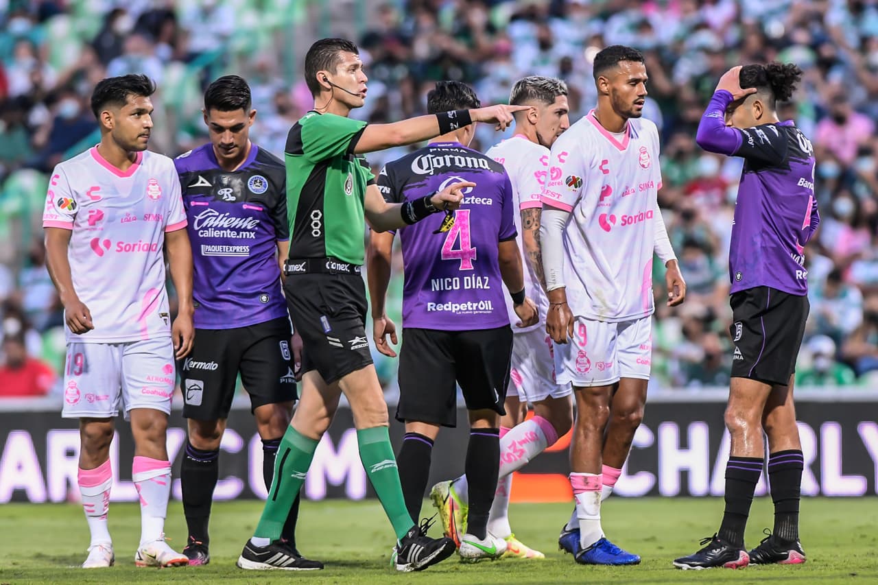 El VAR tuvo que llegar a salvar el partido al minuto 44', cuando una falta de Nico Díaz sobre Diego Valdés fue revisada y otorgada como buena.